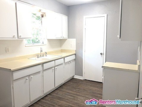 Building Photo - 2 Bedroom in South Park with new floors!