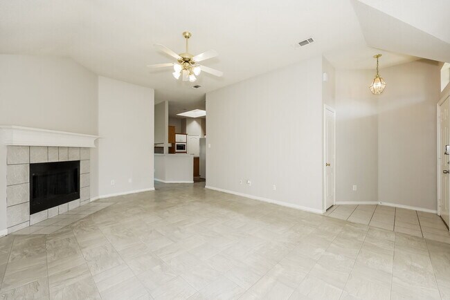 Foto del edificio - 5017 Eastcreek Dr