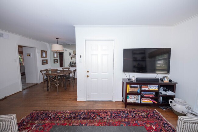 Foto del edificio - 4036 Beechwood Ln