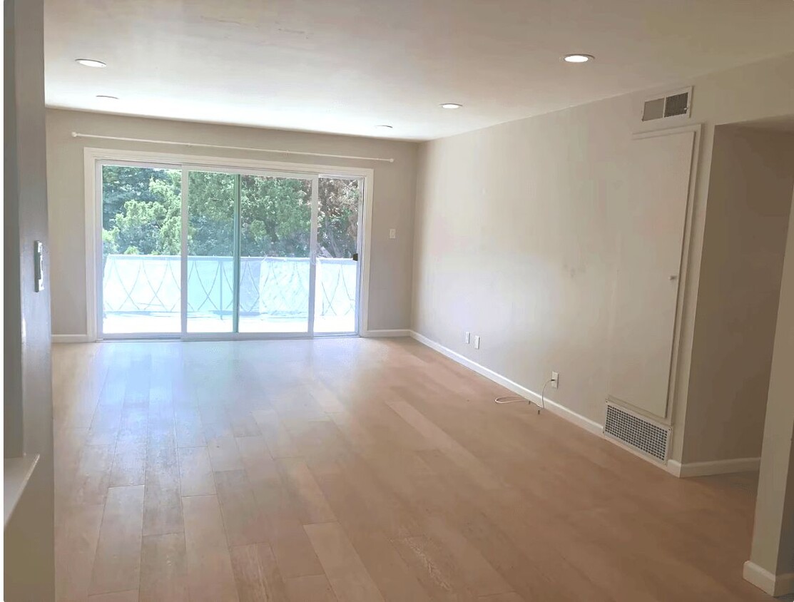 Bright, Modern, Hardwood floor - 21 Willow Rd