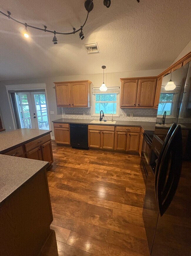 Building Photo - Grand Island 3/2 w/ Enclosed Backyard & Patio