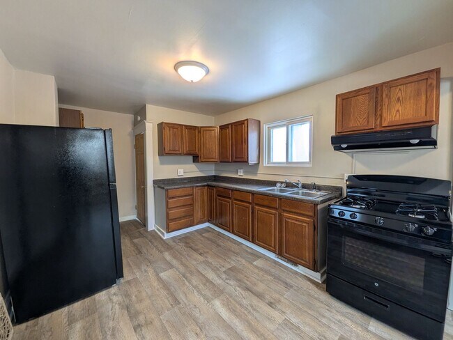 Foto del edificio - Large 4 Bedroom Home with Garage, Deck, & Fence!