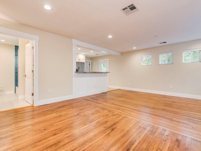 Building Photo - 4500 Mt Vernon Dr