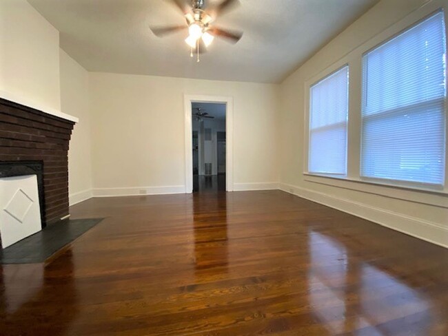 Building Photo - Updated 1 bed, 1 bath duplex unit close to...