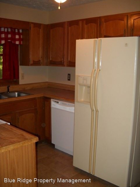 Foto del edificio - 3 br, 2 bath House - 1045 Surmount Court