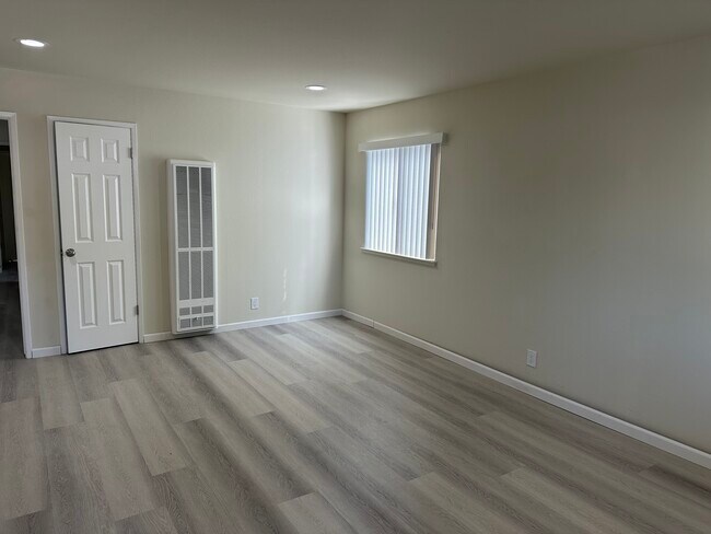 Building Photo - 928 Desert Isle Dr