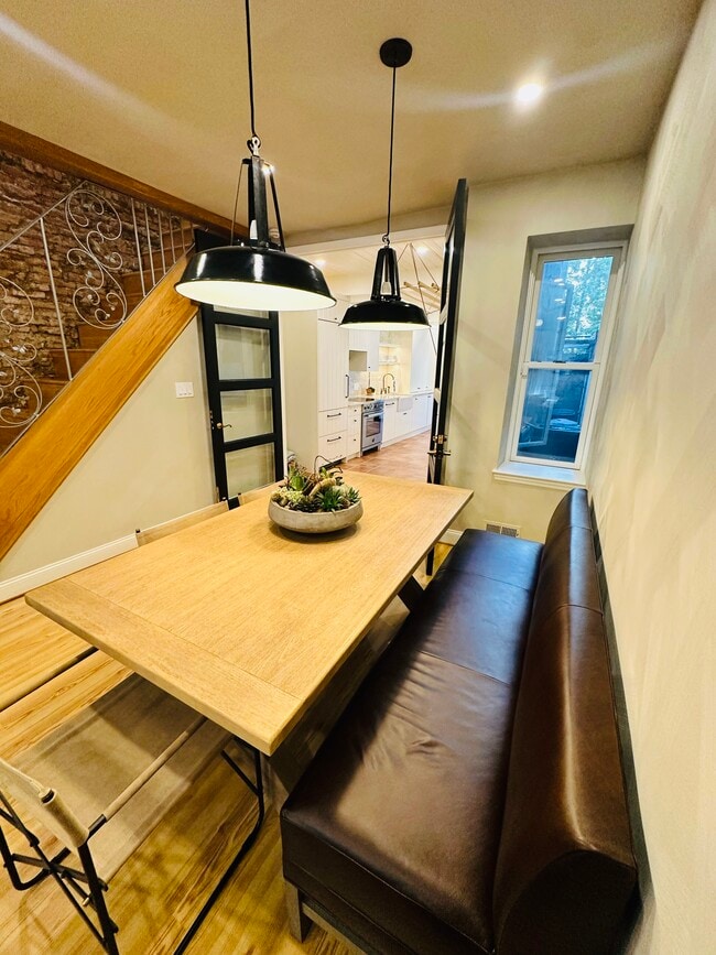 Área de comedor - 615 S Bambrey St