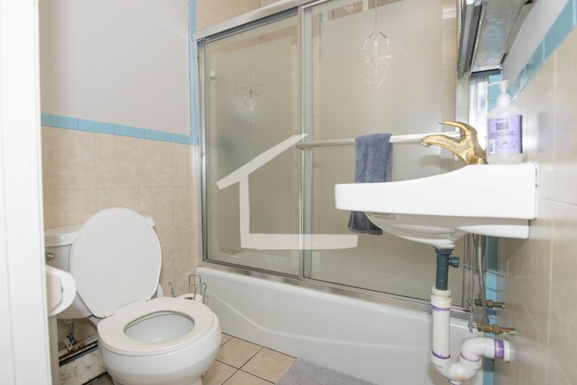 Building Photo - Huge 6 bed in Allston