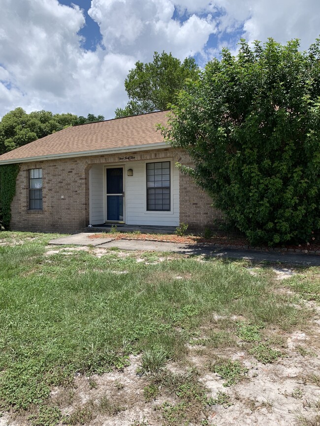 Building Photo - 3/2 in Deltona close to shopping and schoo...