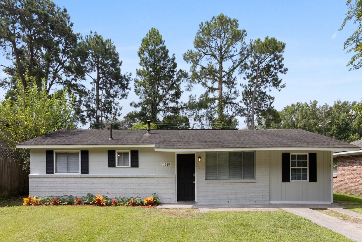 Primary Photo - Large 3BR/1BA Eastside Savannah Home For Rent