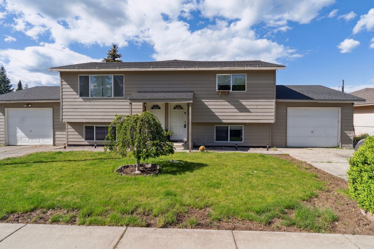 Foto principal - 4 Bed 2 Bath Duplex in Spokane Valley!!