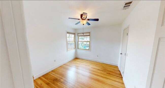 Foto del edificio - 7418 Farmdale Ave