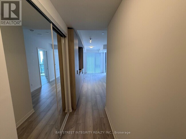 Photo du bâtiment - 400 King St W
