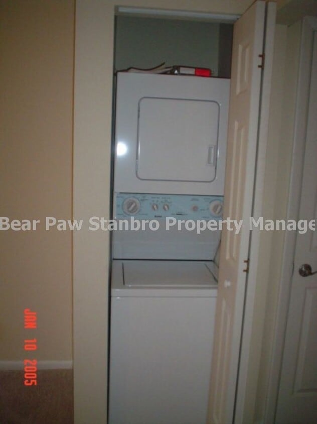 Foto del edificio - Two Bedroom, One Bath Condo near High School!