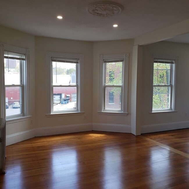 Building Photo - 173 Boylston St