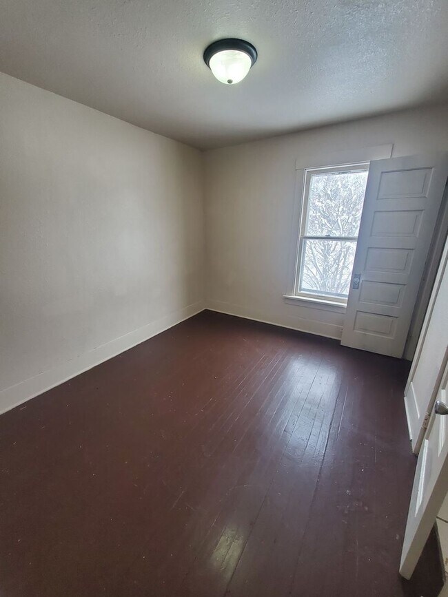 Building Photo - 2020 W Hopkins St. (Duplex)