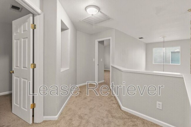 Foto del edificio - 1943 Remembrance Ln