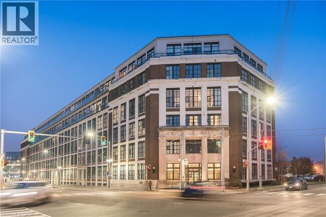 Photo du bâtiment - 404 King St W