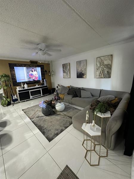 Foto del edificio - 2000 Springdale Blvd