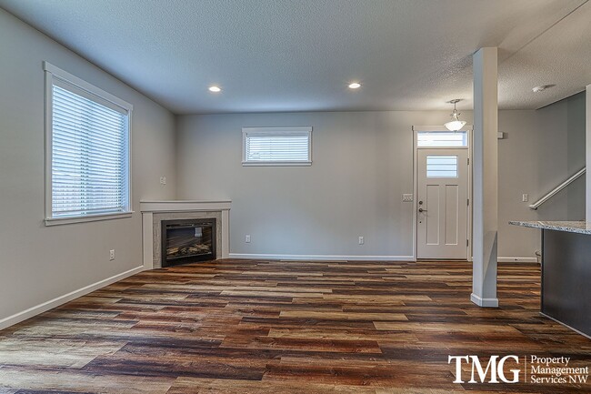 Building Photo - Great Suburban 3 Bed 2.5 Bath Home in Minn...