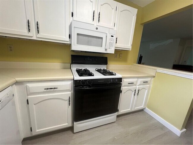 Building Photo - 1648 Raleigh Cir