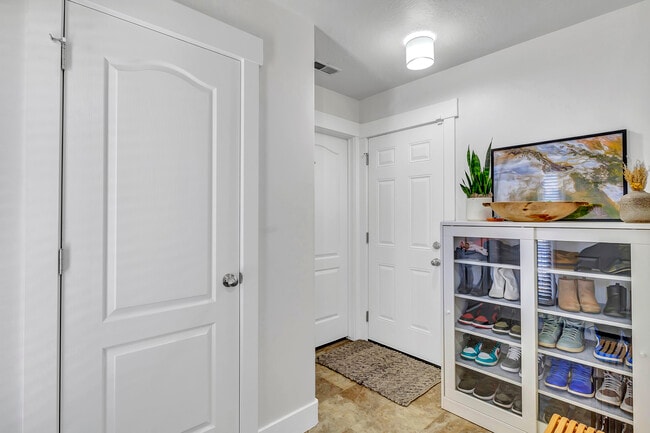 Foto del edificio - 3727 S Gowan Ln