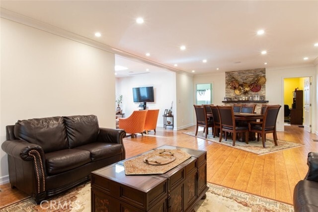 Foto del edificio - 336 W Lexington Dr