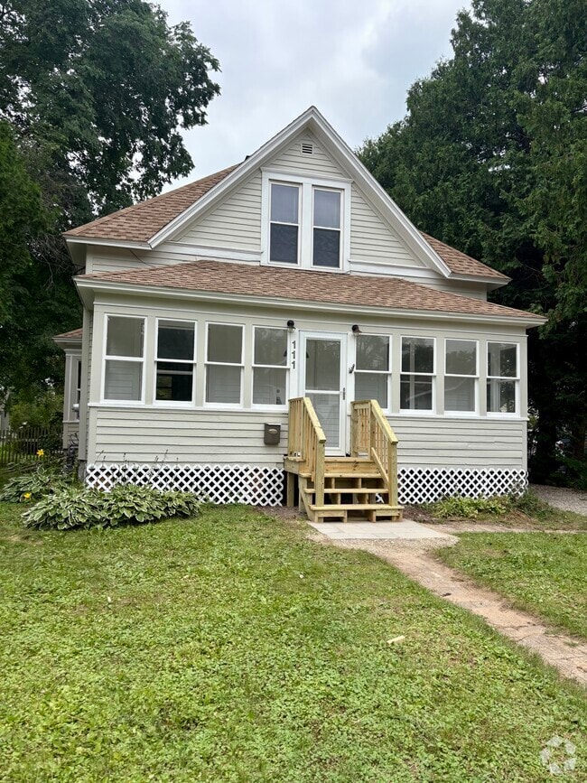 Building Photo - 111 Maple St