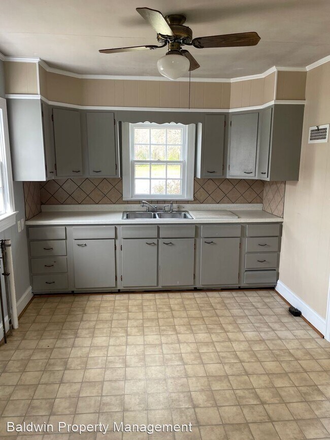 Foto del edificio - 2 br, 1 bath House - 212 W CLEMMONSVILLE ROAD