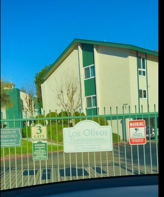 Foto del edificio - 15201 Santa Gertrudes Ave