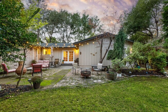 Foto del edificio - Charming 3-Bed / 2-Bath Retreat on Over an Acre in Sebastopol