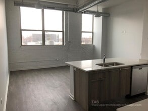 Building Photo - 932 W Dakin St