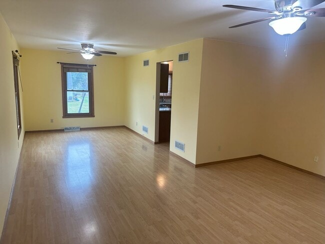 Foto del edificio - For Rent: Spacious 3 Bedroom, 2.5 Bath Sin...