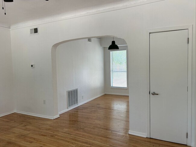 Foto del edificio - 5305 Reiger Ave