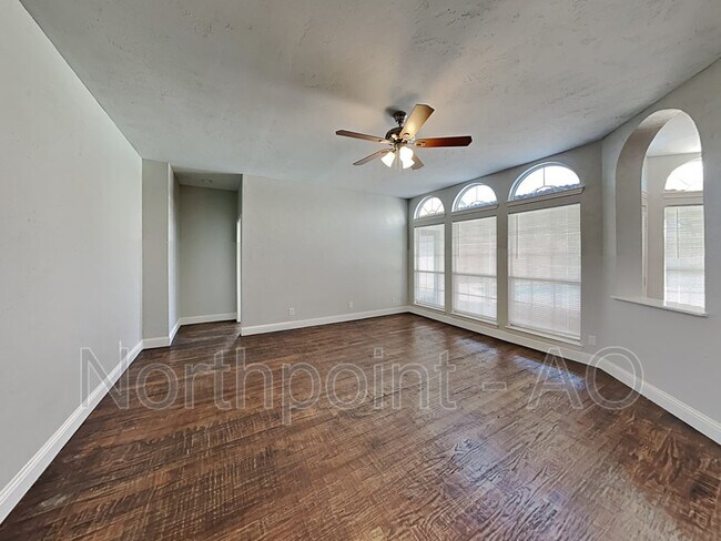 Building Photo - 911 Carlsbad Dr
