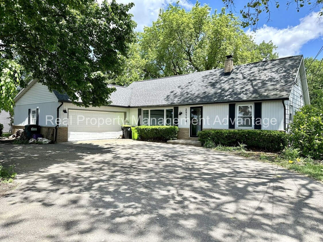 Novi Charmer with 4 Bedrooms and 2 Full Baths - Novi Charmer with 4 Bedrooms and 2 Full Baths