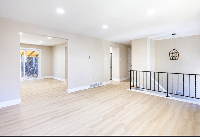 Building Photo - Updated 3 bedroom/2 bathroom home in Penn Hills!