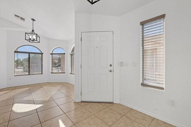 Building Photo - Bright & Inviting Tucson Home Near Davis-M...