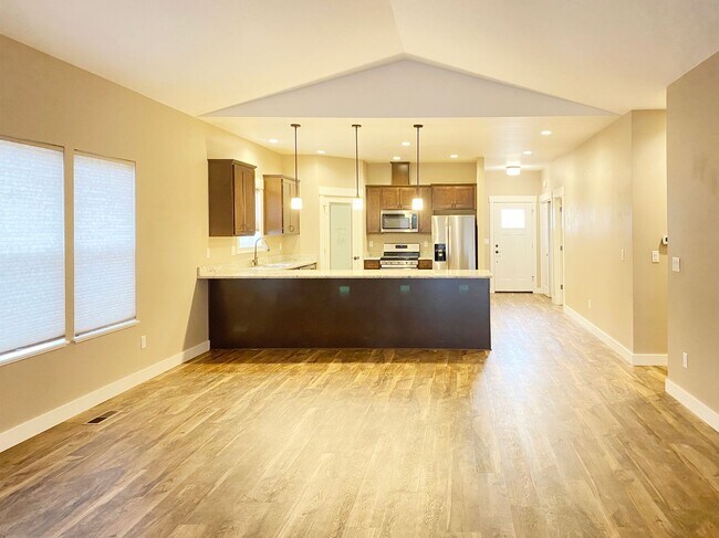 Foto del edificio - Spacious, Beautiful Newer Home