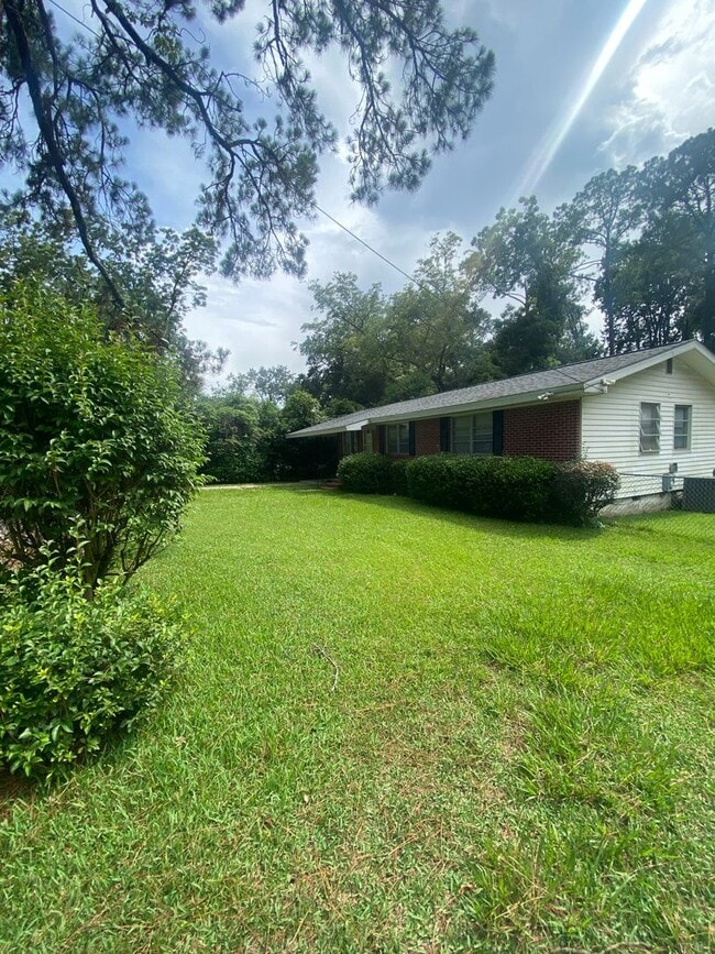 Building Photo - 3/1.5 Home Walking /Biking Distance to FSU