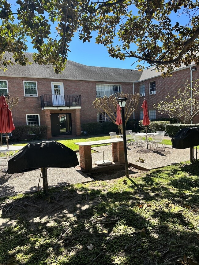 Foto del edificio - 2711 Briarhurst Dr