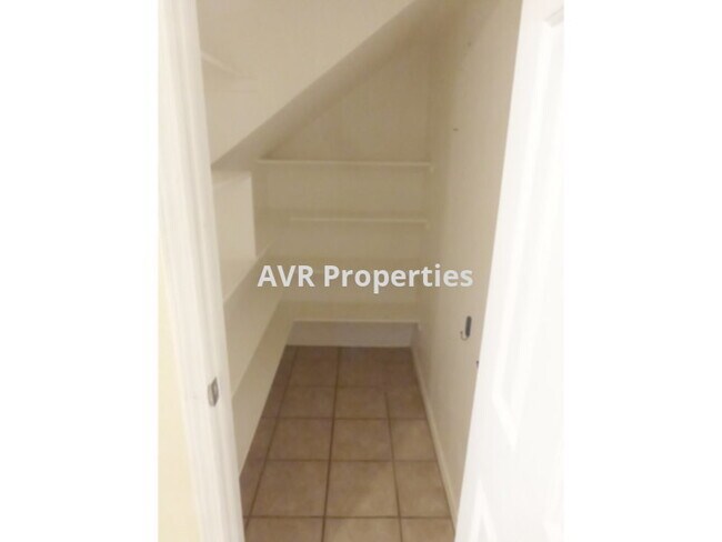 Foto del edificio - Gorgeous well situated end unit home in San Ramon