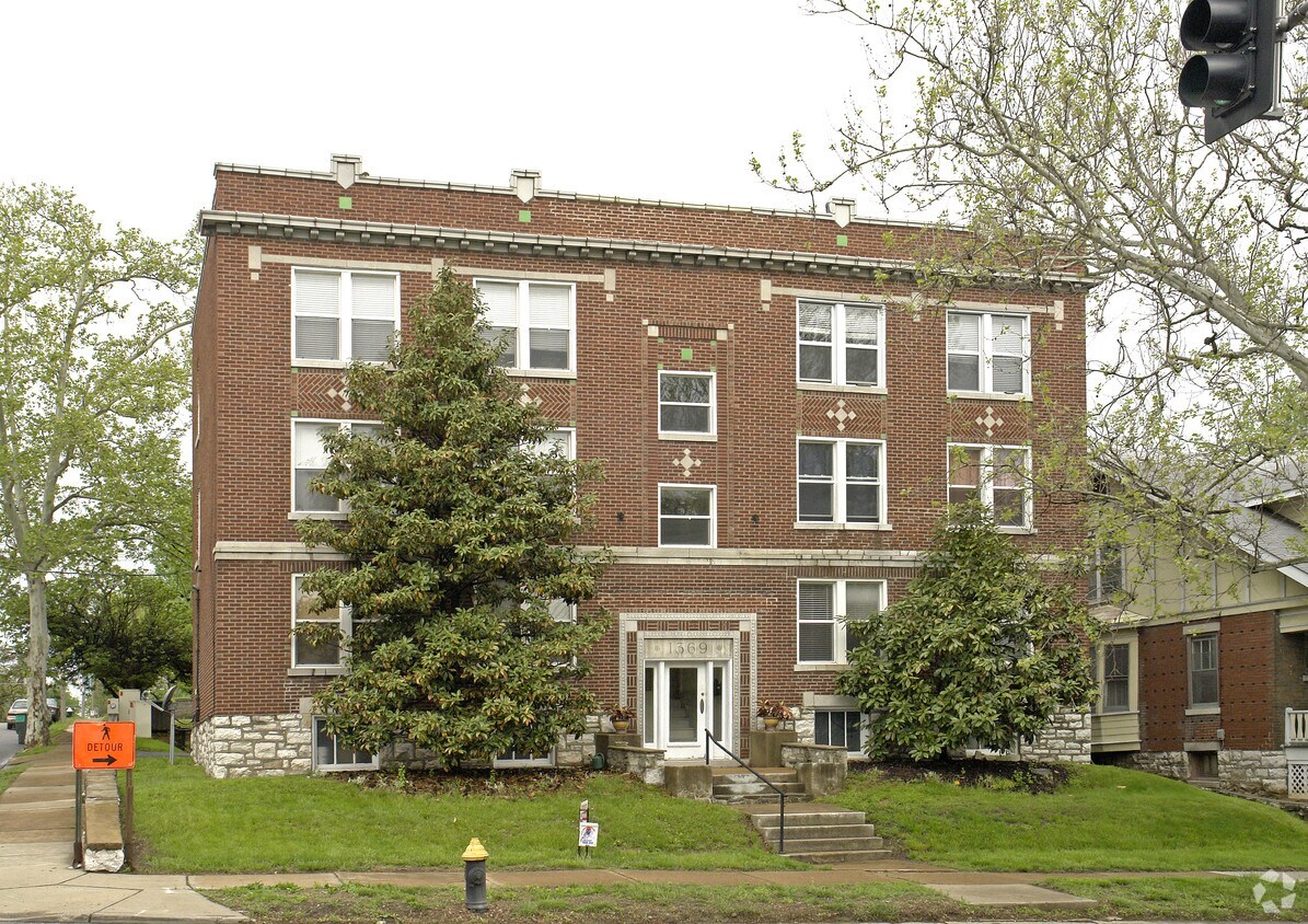 1369 Mccausland Ave, Saint Louis, MO 63117 Apartments in Saint Louis