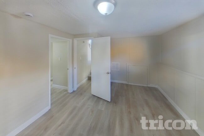 Building Photo - 3127 Moonbeam Cir S