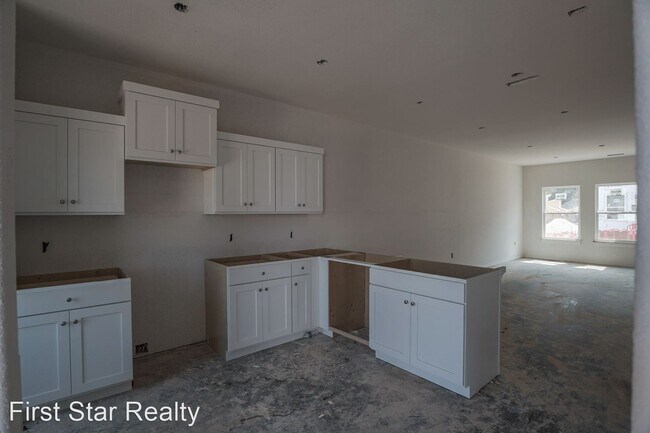 Building Photo - 2 br, 2.5 bath House - 654 N Littlefield-U...