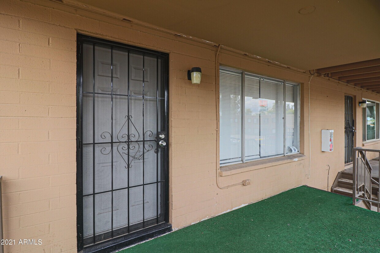 Foto principal - 2413 W Hazelwood St