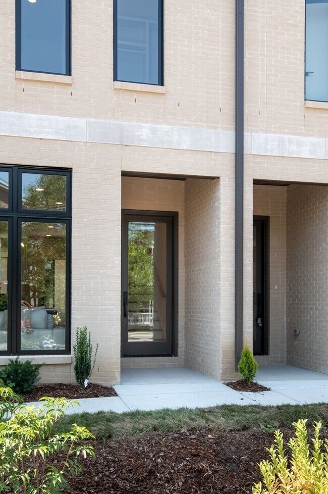 Building Photo - Stunning Salemtown Townhome!