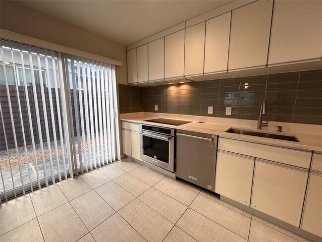 Foto del edificio - 8922 Trone Cir