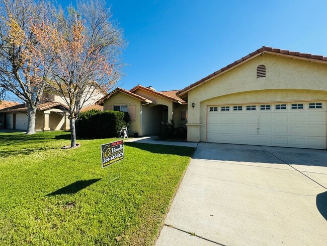 Building Photo - Move in Ready - 3 bedroom 2 bath Home WITH SOLAR!