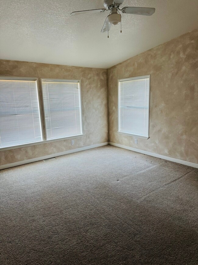 Building Photo - 750 Hayland Dr